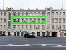 ГП16838981.Нежилое помещение.Фасад здания с выделенными окнами реализуемого объекта.jpg