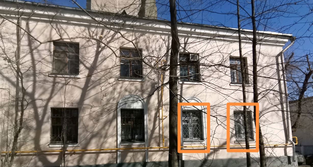 Квартира.Фасад здания с выделенными окнами реализуемого объекта.город Москва, Вересковая улица, дом 7 - этаж 1, квартира 8 8_2.jpg