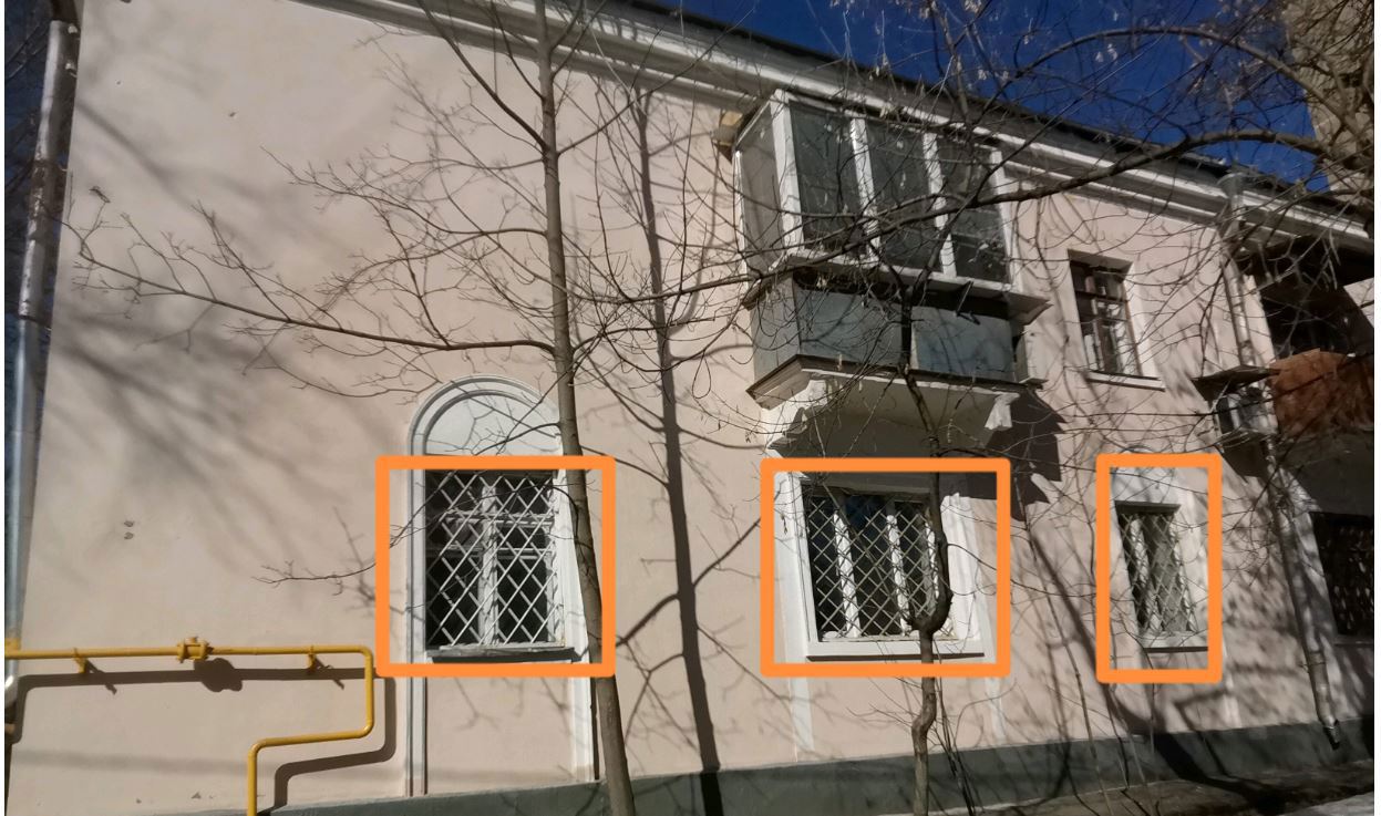 Квартира.Фасад здания с выделенными окнами реализуемого объекта.город Москва, Вересковая улица, дом 7 - этаж 1, квартира 8 8.jpg