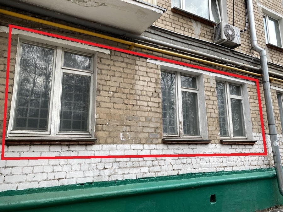 Нежилое помещение.Фасад здания с выделенными окнами реализуемого объекта.город Москва, Солнечногорская улица, дом 12 - этаж 1, пом. I - комн. 1-15_ пом. Iа - комн. 1-7_5.jpg