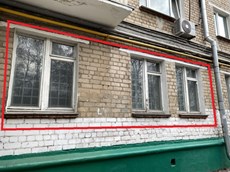 Нежилое помещение.Фасад здания с выделенными окнами реализуемого объекта.город Москва, Солнечногорская улица, дом 12 - этаж 1, пом. I - комн. 1-15_ пом. Iа - комн. 1-7_5.jpg