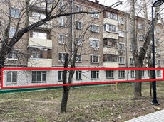 Нежилое помещение.Фасад здания с выделенными окнами реализуемого объекта.город Москва, Солнечногорская улица, дом 12 - этаж 1, пом. I - комн. 1-15_ пом. Iа - комн. 1-7_3.jpg