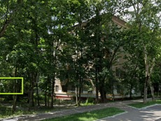 Квартира.Фасад здания с выделенными окнами реализуемого объекта.город Москва, Федеративный проспект, дом 52 - этаж 1, кв. 22.jpg