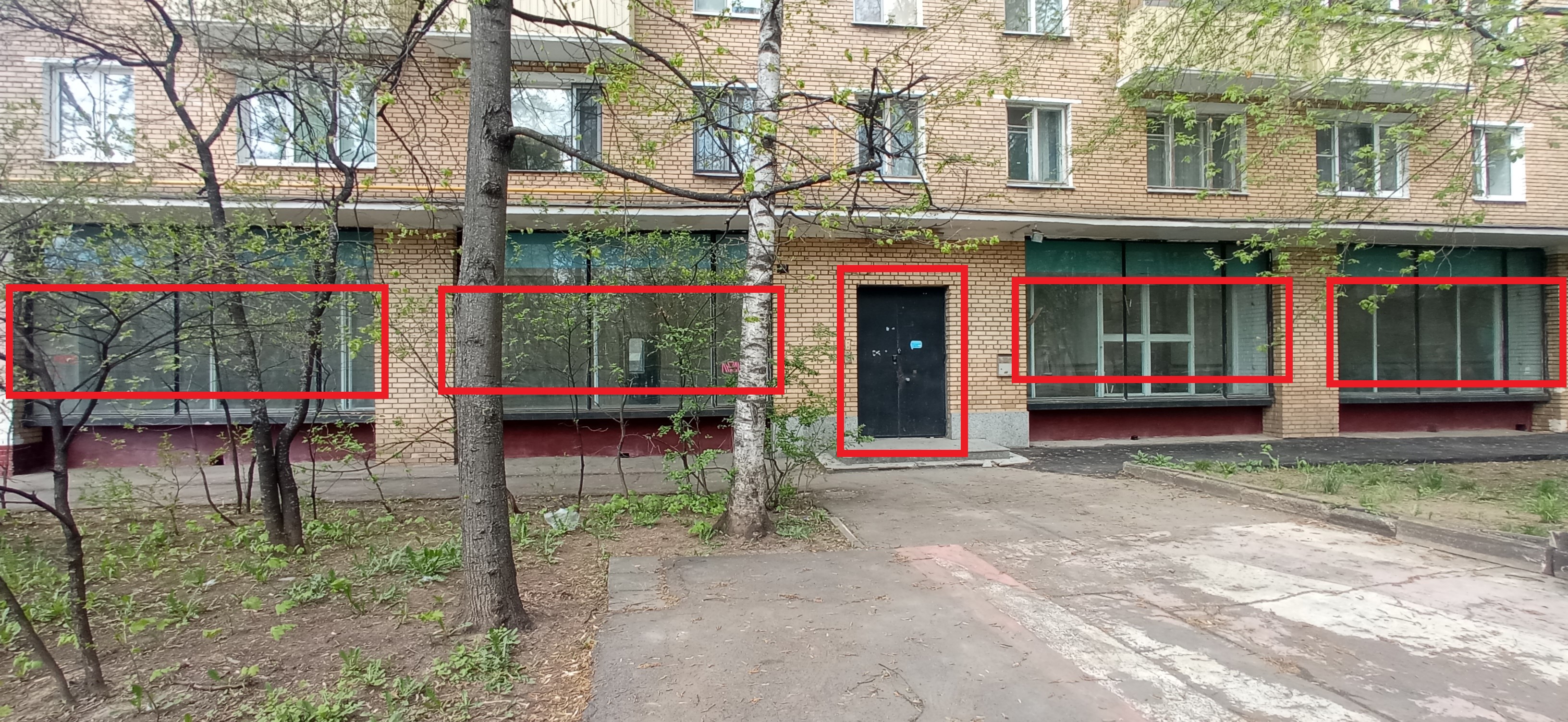 Нежилое помещение.Фасад здания с выделенными окнами реализуемого объекта.Российская Федерация, город Москва, внутригородская территория муниципальный округ Кунцево, Бобруйская улица, дом 2 - не указано не указано.jpg