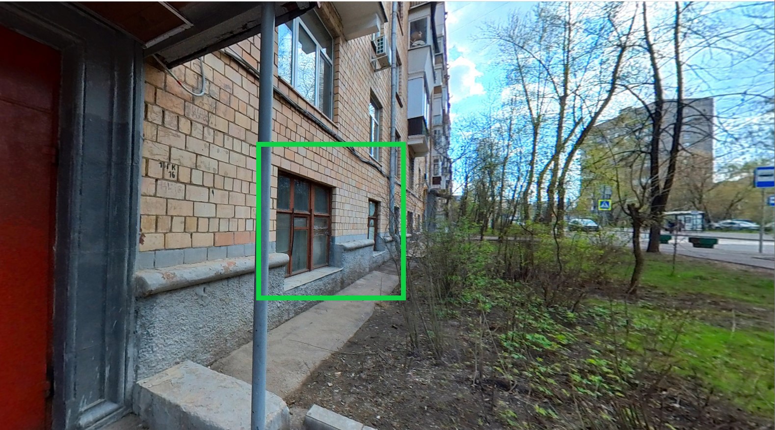 Квартира.Фасад здания с выделенными окнами реализуемого объекта.Российская Федерация, город Москва, внутригородская территория муниципальный округ Алексеевский, улица Павла Корчагина, дом 10 - цокольный этаж _ 0 квартира _ 129.jpg