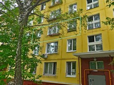 Квартира.Фасад здания с выделенными окнами реализуемого объекта.г. Москва, ул. Большая Черёмушкинская, д. 19, корп. 5 - Этаж 3 кв. 29.jpg