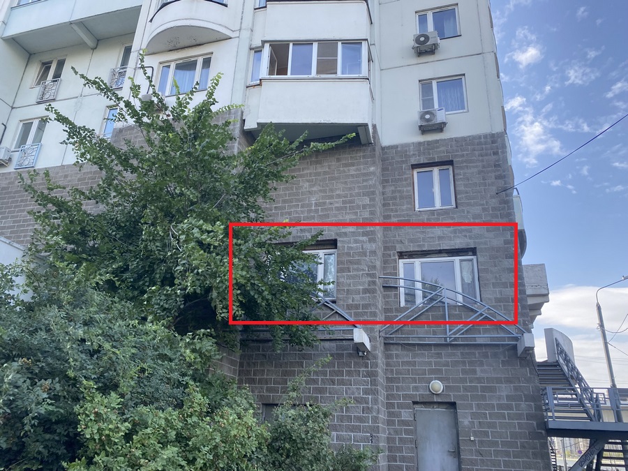 ГП16914048.Нежилое помещение.Фасад здания с выделенными окнами реализуемого объекта.JPG