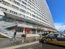 ГП16914530.Нежилое помещение.Фасад здания с выделенными окнами реализуемого объекта.jpg