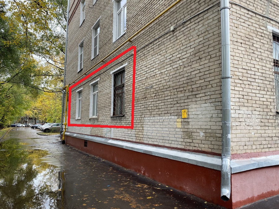 ГП16915229.Нежилое помещение.Фасад здания с выделенными окнами реализуемого объекта.JPG