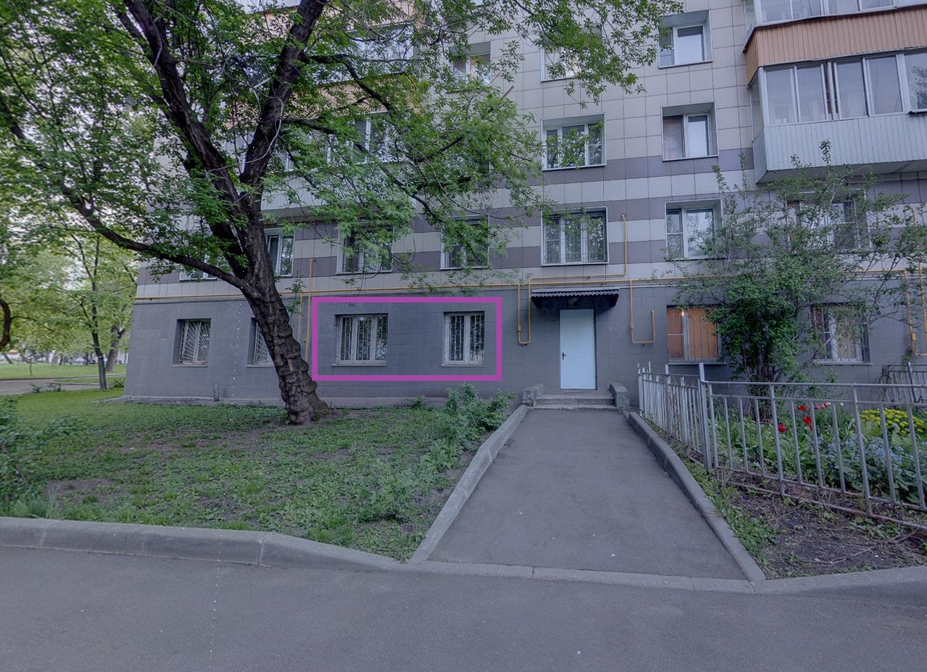 Квартира.Фасад здания с выделенными окнами реализуемого объекта.г. Москва, ул. Большая Почтовая, д. 6 - Цокольный этаж _ 0.jpg