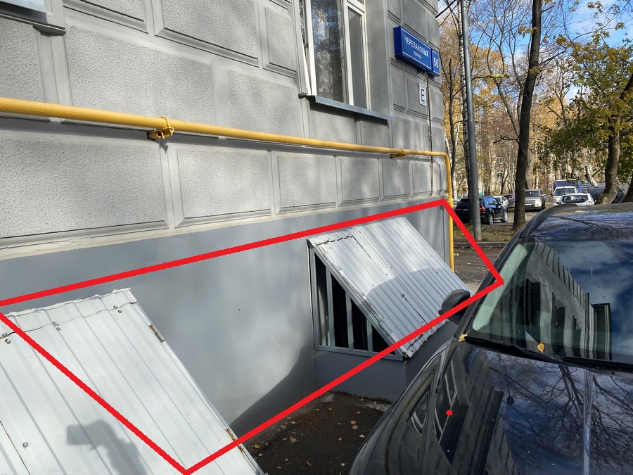 ГП16916359.Нежилое помещение.Фасад здания с выделенными окнами реализуемого объекта_2.JPG