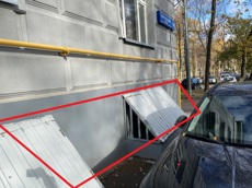 ГП16916359.Нежилое помещение.Фасад здания с выделенными окнами реализуемого объекта_2.JPG