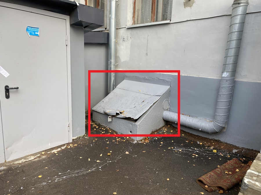 ГП16916359.Нежилое помещение.Фасад здания с выделенными окнами реализуемого объекта_3.JPG