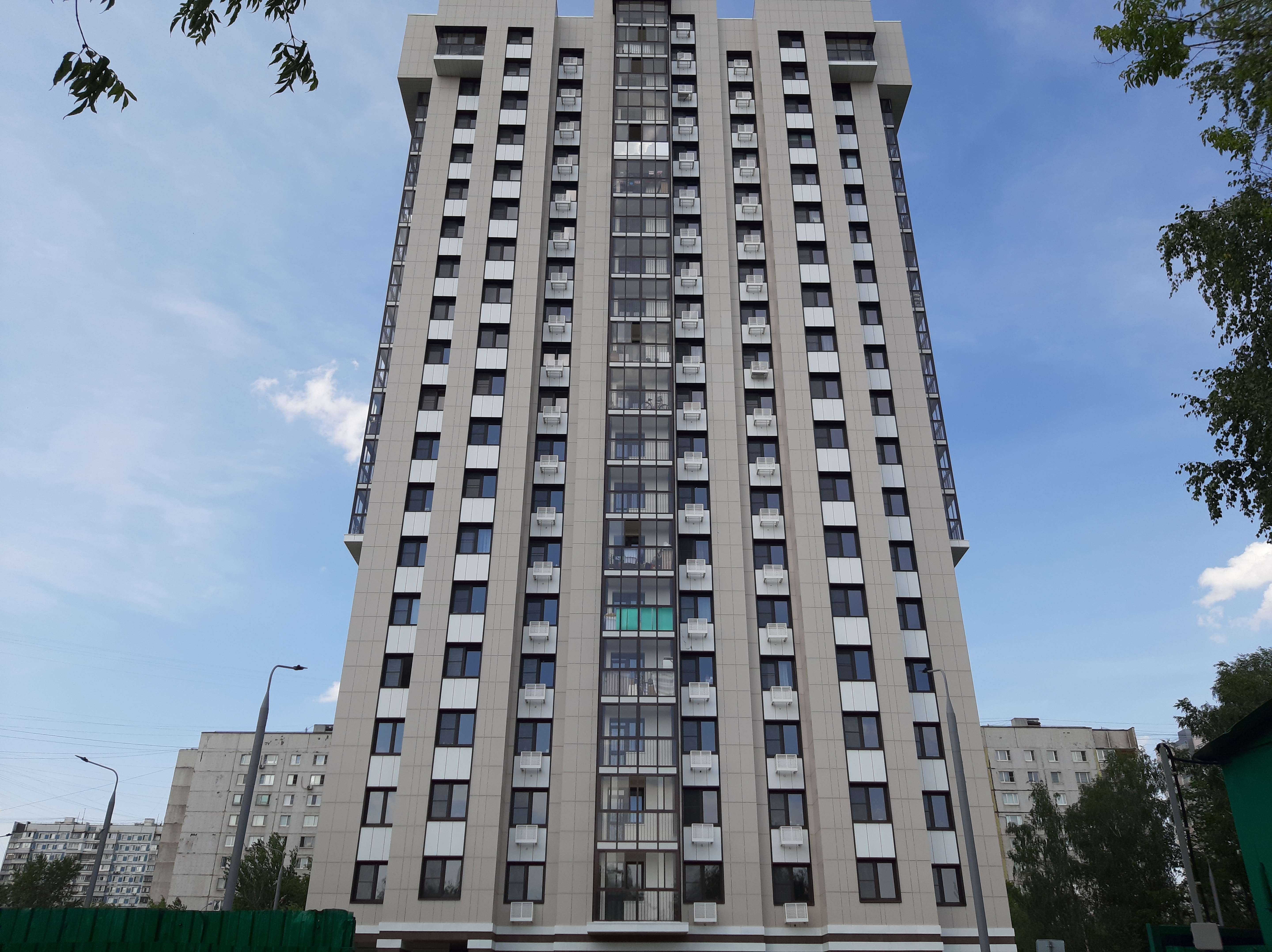 Квартира.Фасад здания с выделенными окнами реализуемого объекта.Российская Федерация, город Москва, внутригородская территория муниципальный округ Лианозово, Илимская улица, дом 7 - этаж 2, кв. 1.jpg