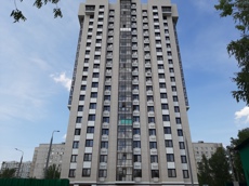 Квартира.Фасад здания с выделенными окнами реализуемого объекта.Российская Федерация, город Москва, внутригородская территория муниципальный округ Лианозово, Илимская улица, дом 7 - этаж 2, кв. 1.jpg