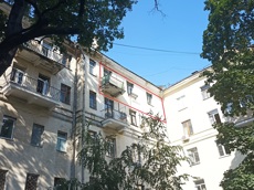 Нежилое помещение.Фасад здания с выделенными окнами реализуемого объекта.Российская Федерация, город Москва, внутригородская территория муниципальный округ Басманный, Токмаков переулок, дом 16, строение 2 - не указано не указано_3.jpg