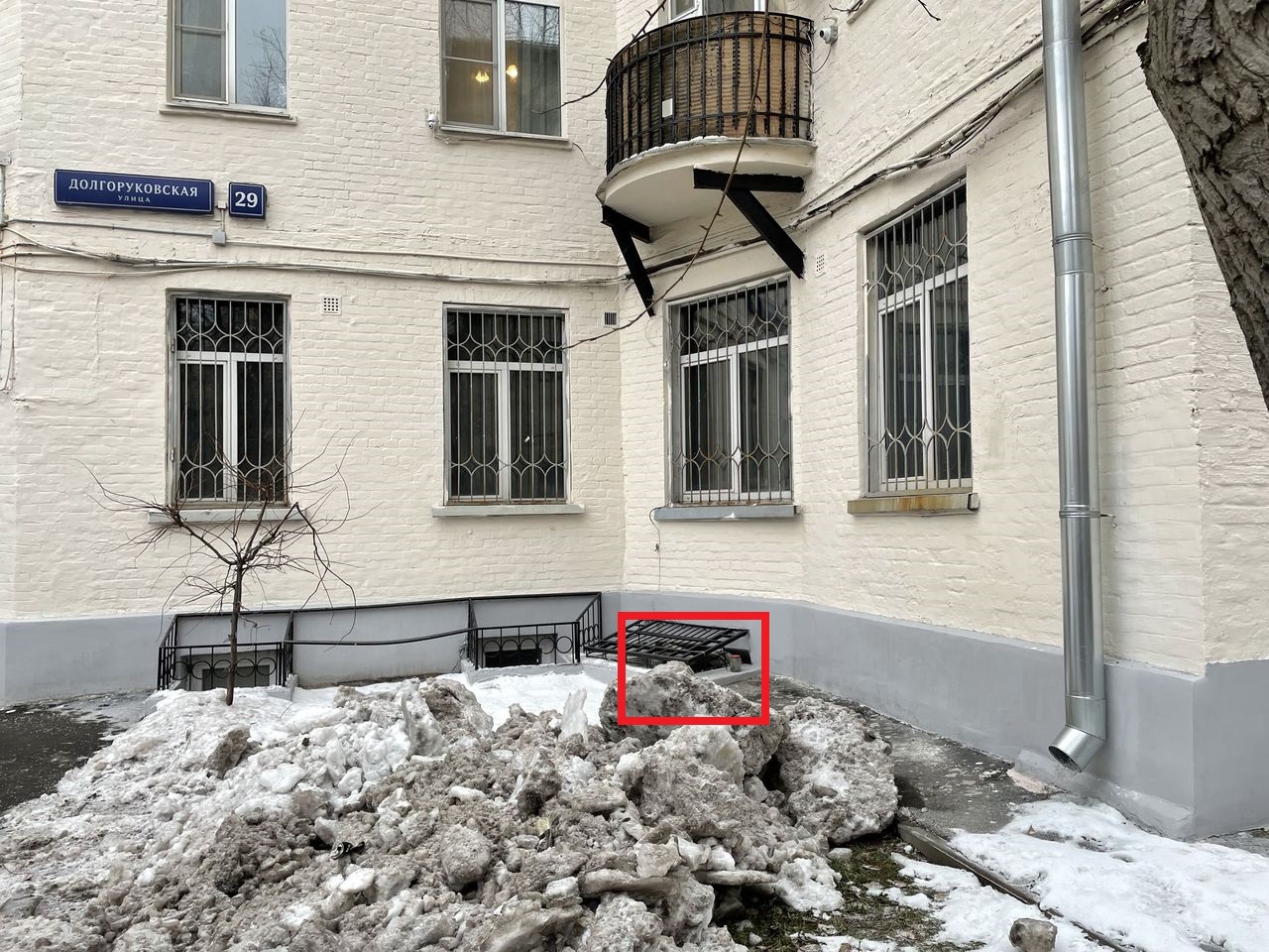 ГП16917751.Нежилое помещение.Фасад здания с выделенными окнами реализуемого объекта.jpg