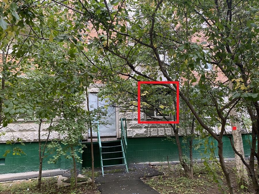 ГП16915272.Нежилое помещение.Фасад здания с выделенными окнами реализуемого объекта.JPG