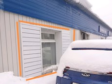 Нежилое помещение.Фасад здания с выделенными окнами реализуемого объекта.г. Москва, ул. Большая Юшуньская, Дом 7 - Этаж _2 Этаж _2_2.jpg