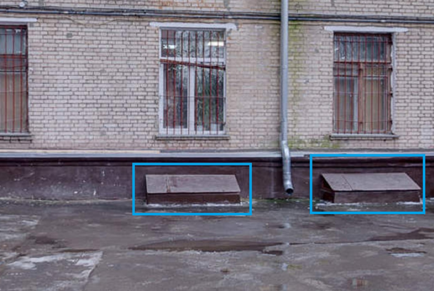 ГП16885528.Нежилое помещение.Фасад здания с выделенными окнами реализуемого объекта.jpg