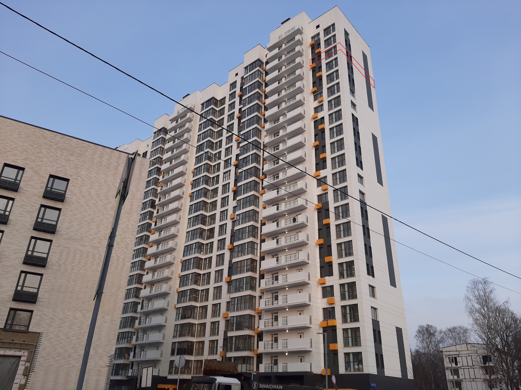 ГП16921263.Квартира.Фасад здания с выделенными окнами реализуемого объекта_2.jpg