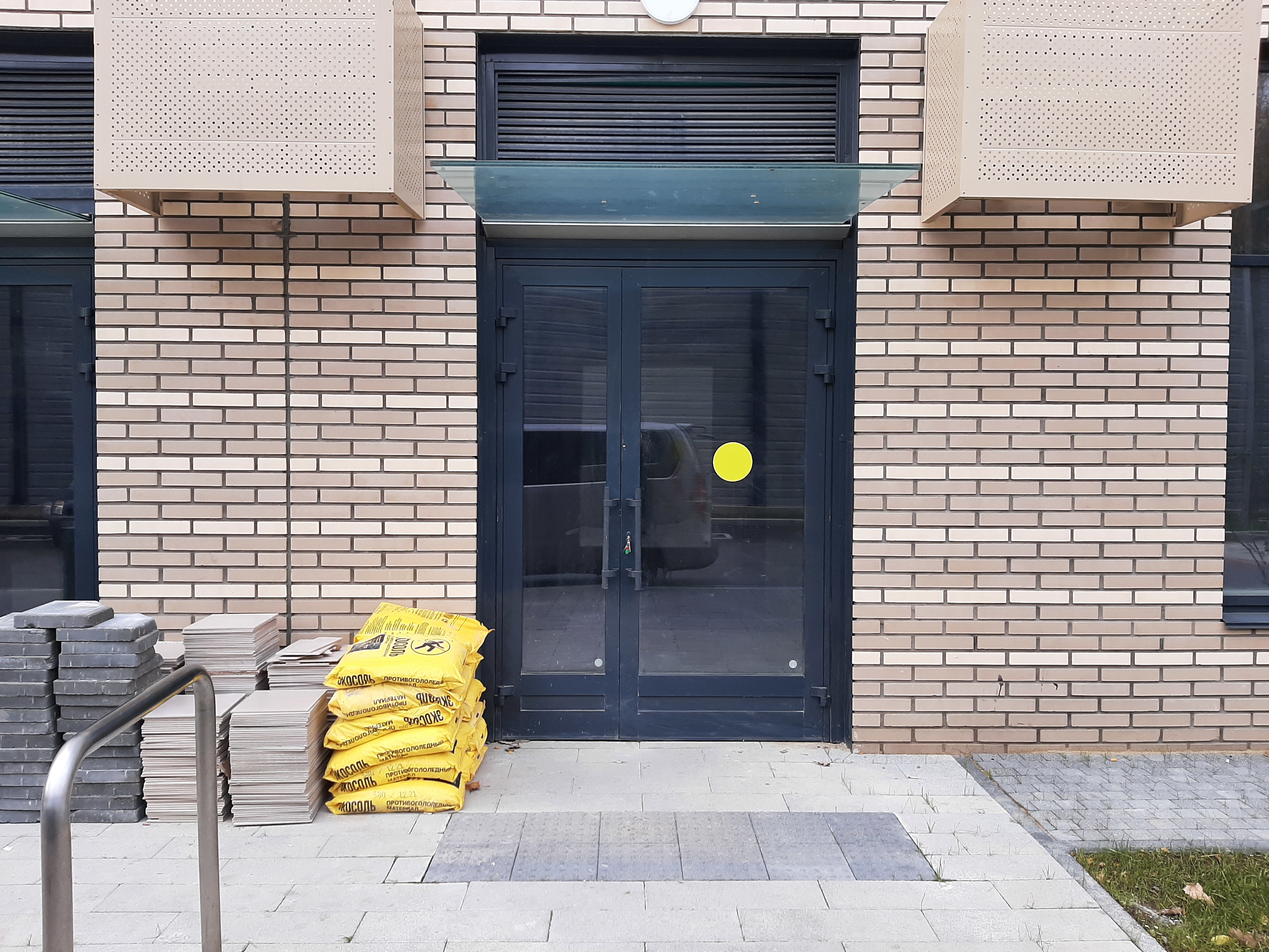 ГП16921858.Нежилое помещение.Фасад здания с выделенными окнами реализуемого объекта.jpg