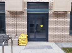 ГП16921858.Нежилое помещение.Фасад здания с выделенными окнами реализуемого объекта.jpg