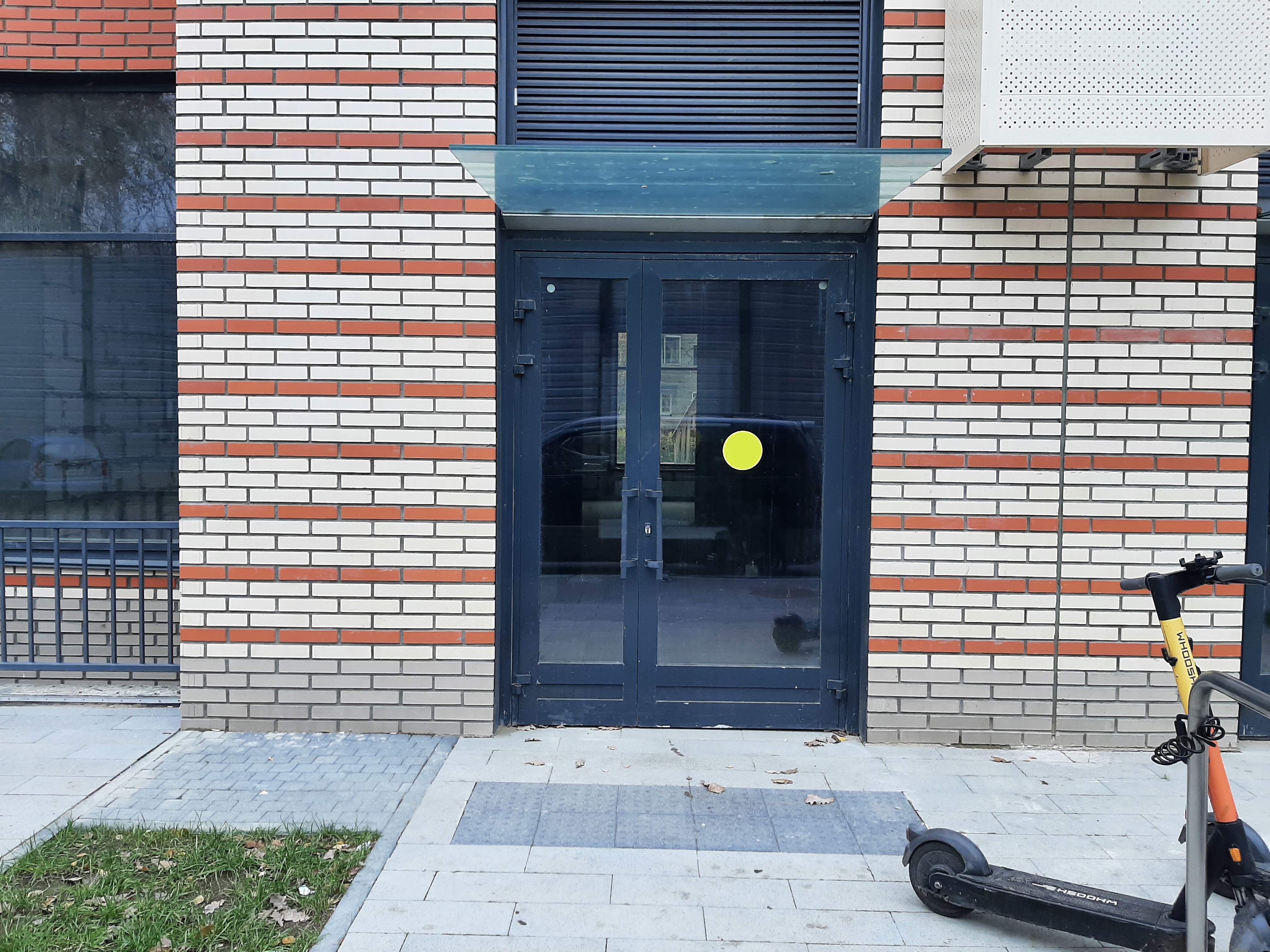 ГП16921865.Нежилое помещение.Фасад здания с выделенными окнами реализуемого объекта.jpg