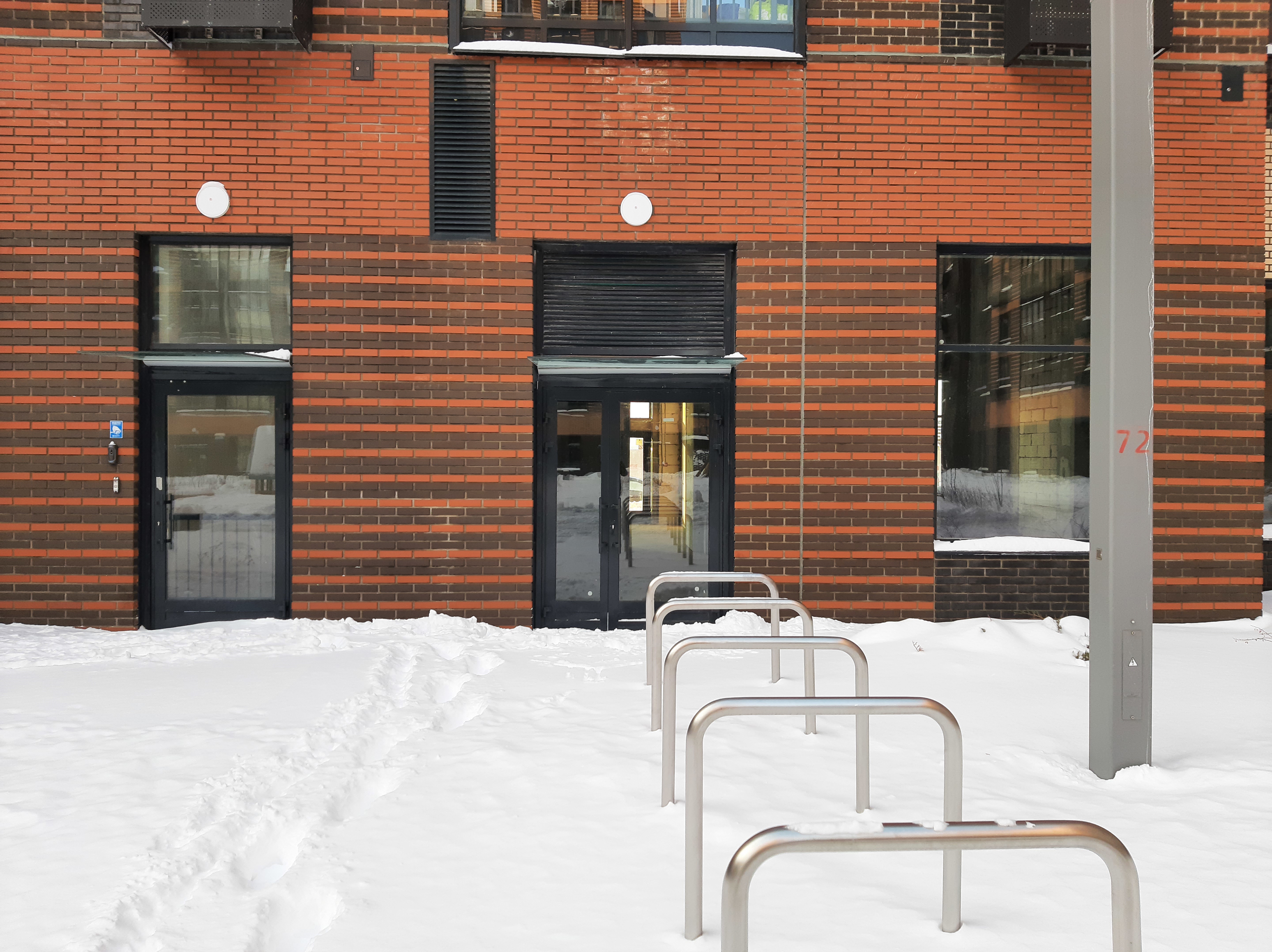 ГП16921867.Нежилое помещение.Фасад здания с выделенными окнами реализуемого объекта.jpg