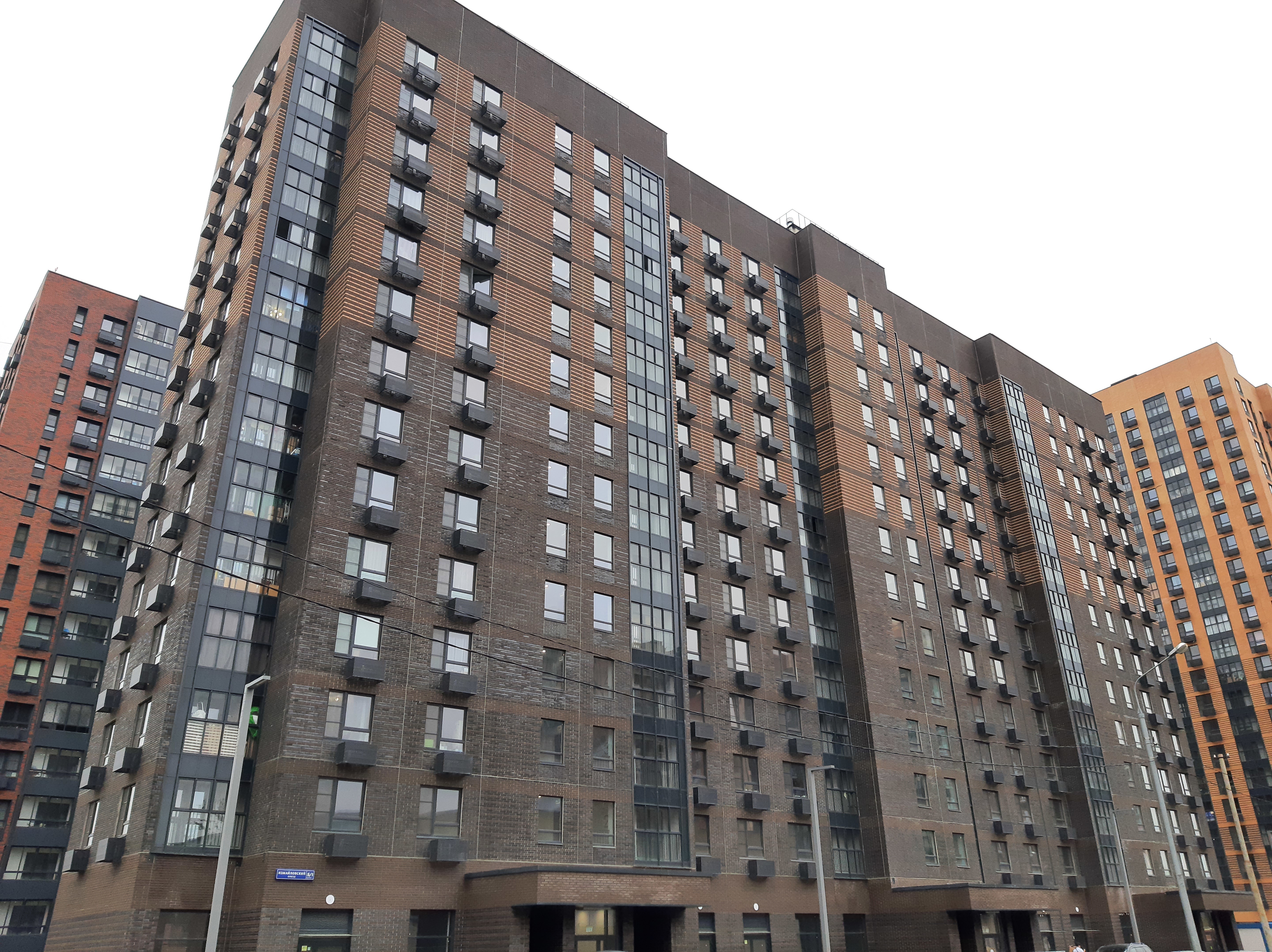 ГП16921870.Нежилое помещение.Фасад здания с выделенными окнами реализуемого объекта.jpg