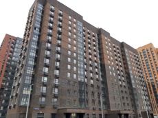 ГП16921870.Нежилое помещение.Фасад здания с выделенными окнами реализуемого объекта.jpg