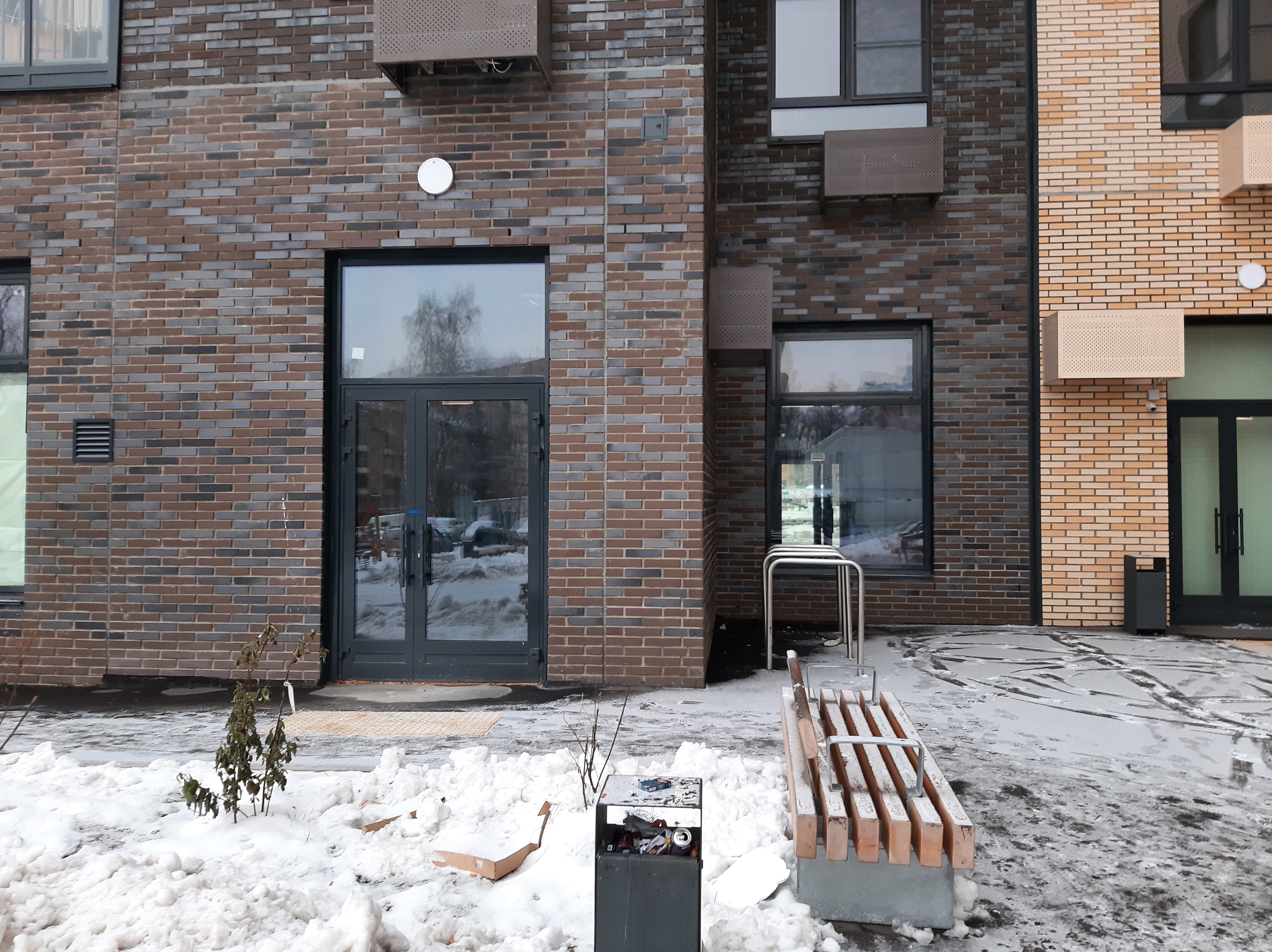 ГП16921986.Нежилое помещение.Фасад здания с выделенными окнами реализуемого объекта.jpg