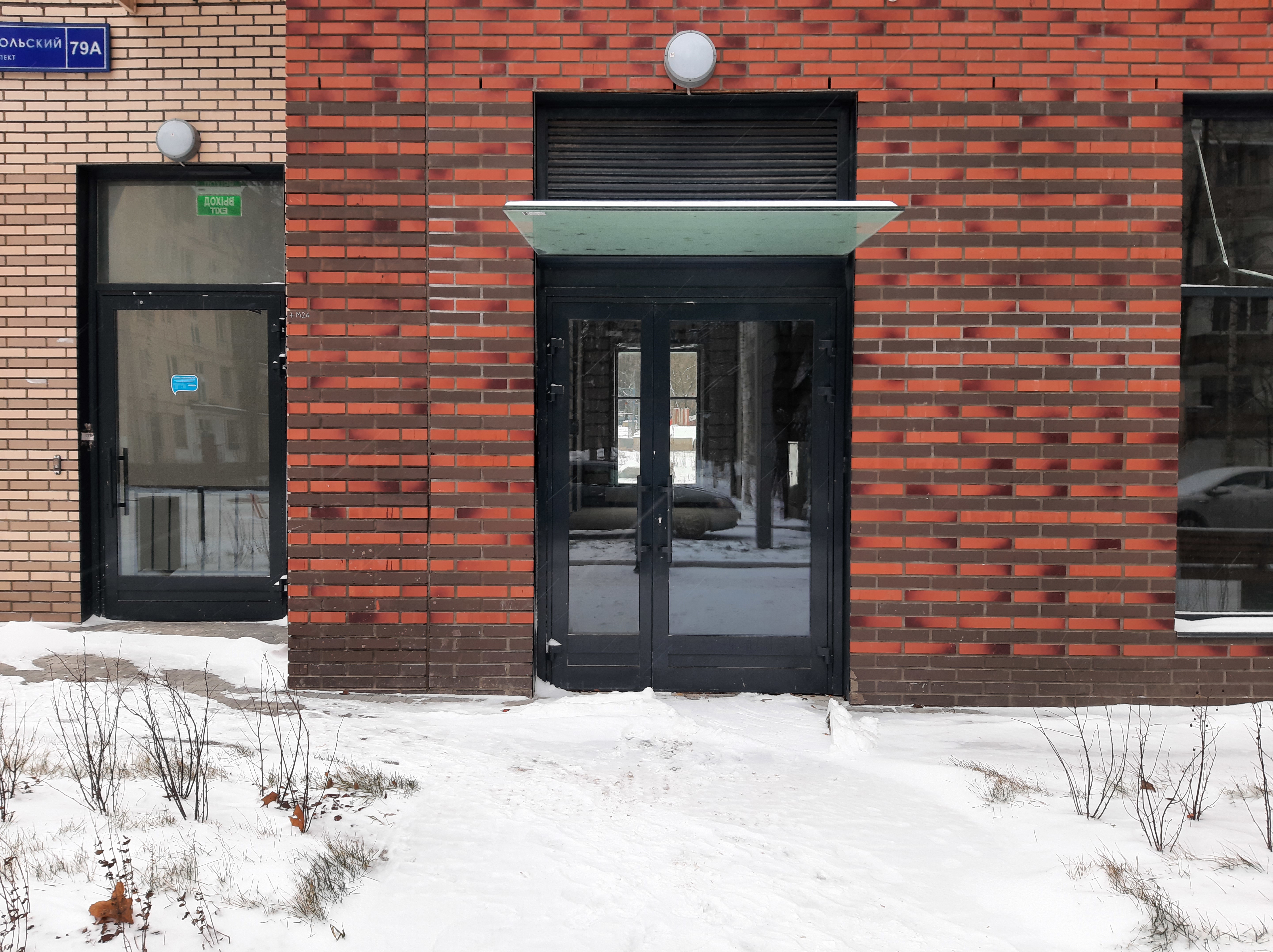 ГП16921988.Нежилое помещение.Фасад здания с выделенными окнами реализуемого объекта.jpg