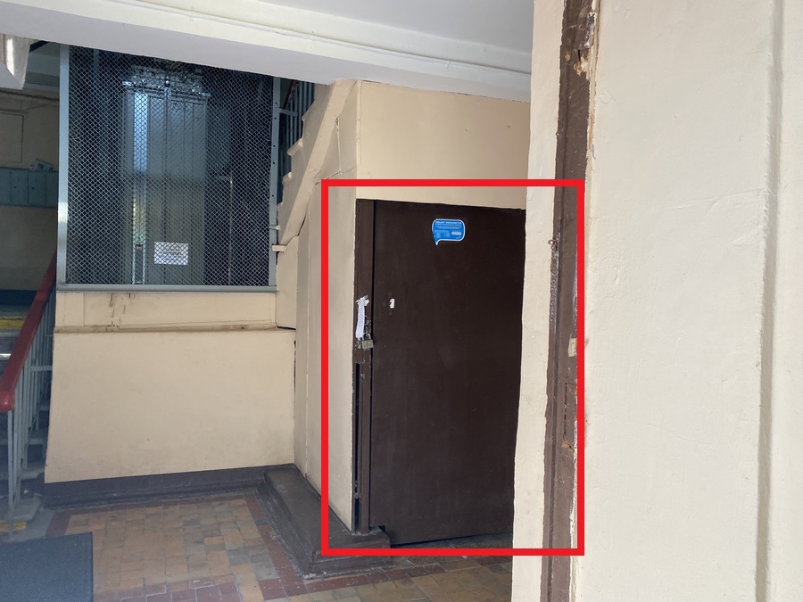 Нежилое помещение.Фасад здания с выделенными окнами реализуемого объекта.Российская Федерация, город Москва, внутригородская территория муниципальный округ Бутырский, улица Руставели, дом 15 - не указано не указано.JPG