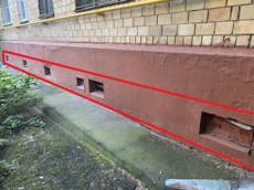 Нежилое помещение.Фасад здания с выделенными окнами реализуемого объекта.ул.Кашенкин Луг, д.3 - подвал.JPG