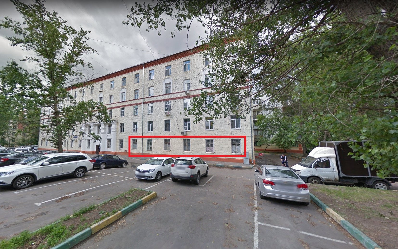 Квартира.Фасад здания с выделенными окнами реализуемого объекта.Российская Федерация, город Москва, внутригородская территория муниципальный округ Соколиная Гора, 5-я улица Соколиной Горы, дом 21, корпус 2 - Этаж _ 1, кв. 2 2.jpg