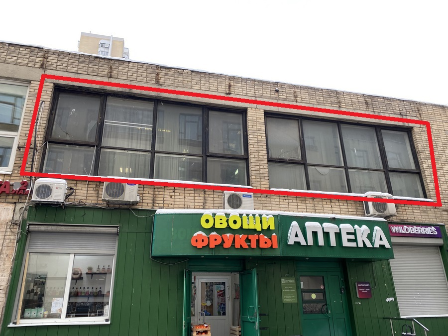 ГП16917192.Нежилое помещение.Фасад здания с выделенными окнами реализуемого объекта.JPG