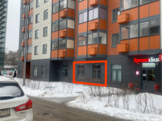 ГП16898646.Нежилое помещение.Фасад здания с выделенными окнами реализуемого объекта.jpg