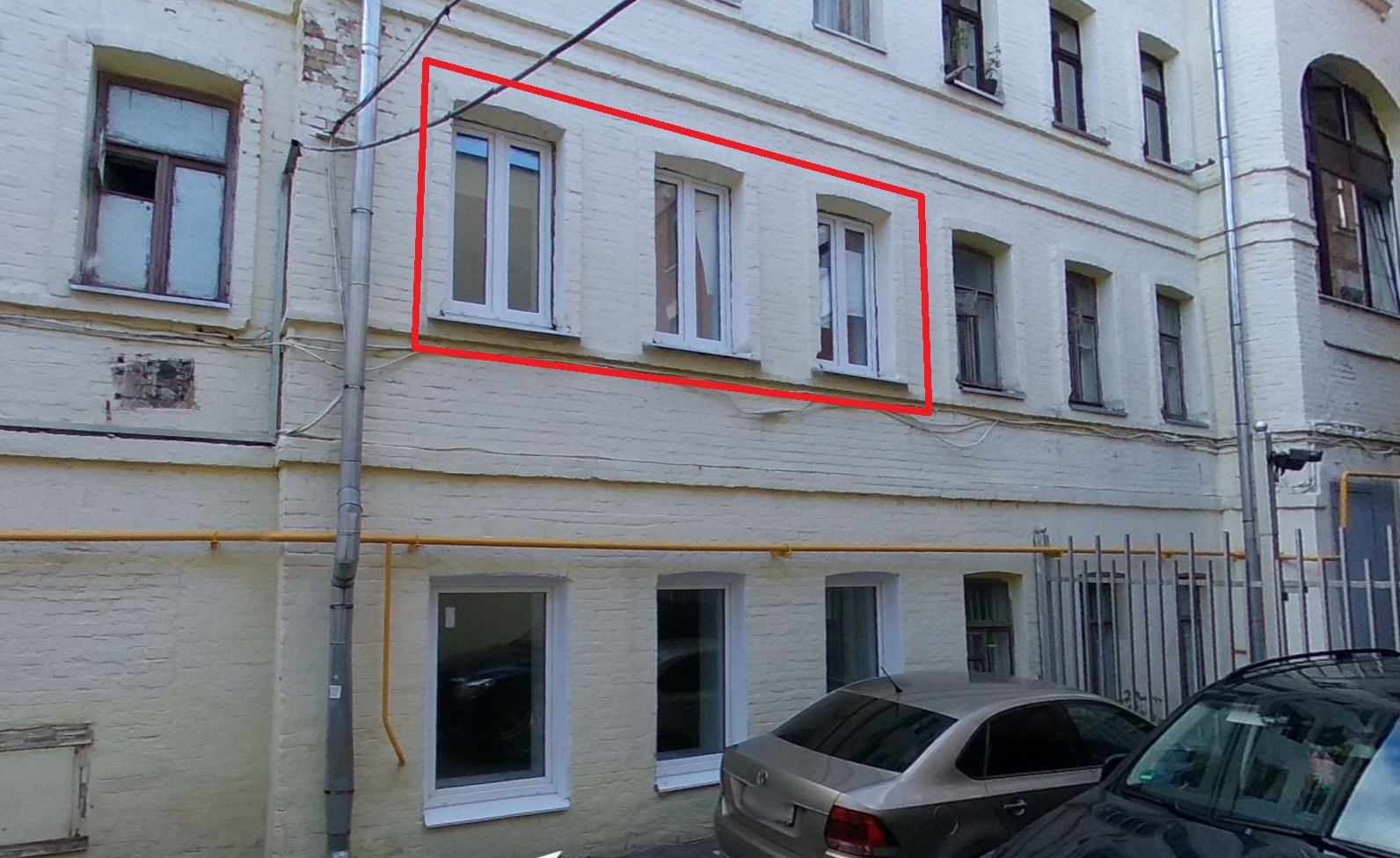 ГП16924426.Квартира.Фасад здания с выделенными окнами реализуемого объекта.jpg