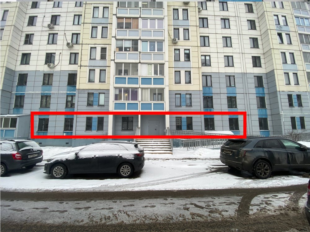 ГП16917492.Нежилое помещение.Фасад здания с выделенными окнами реализуемого объекта.jpg