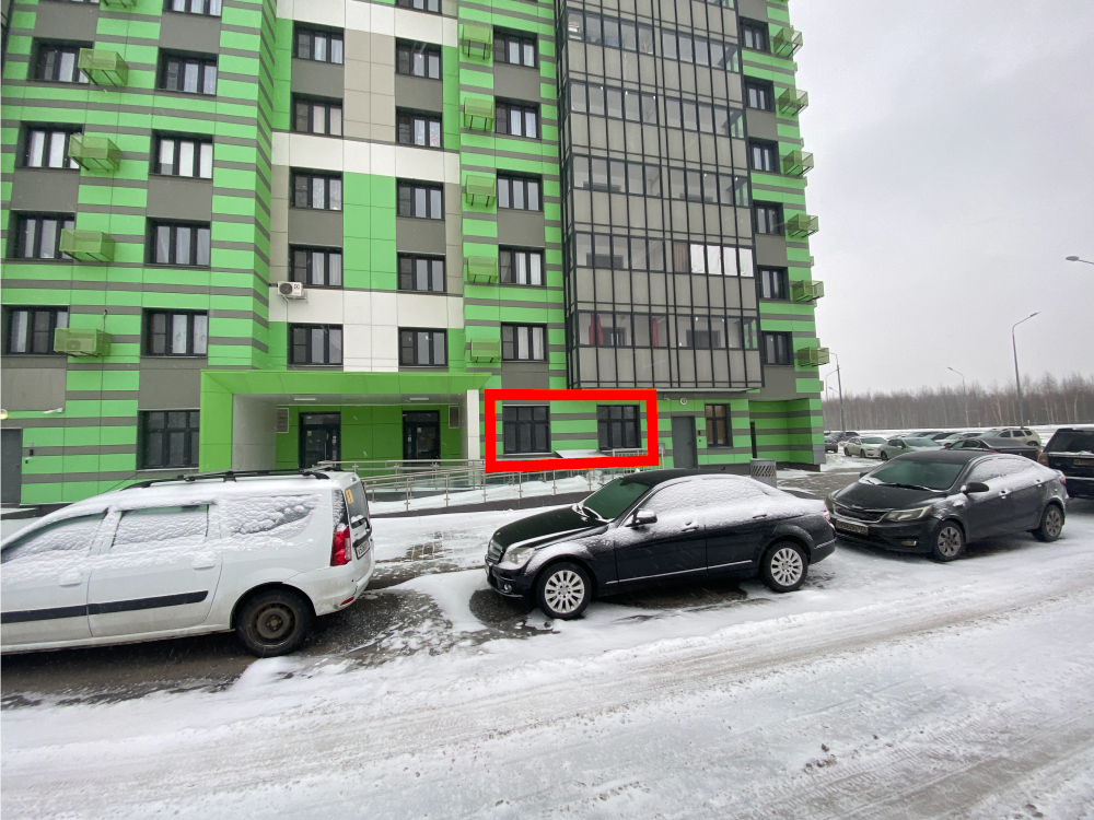ГП16917503.Нежилое помещение.Фасад здания с выделенными окнами реализуемого объекта.jpg