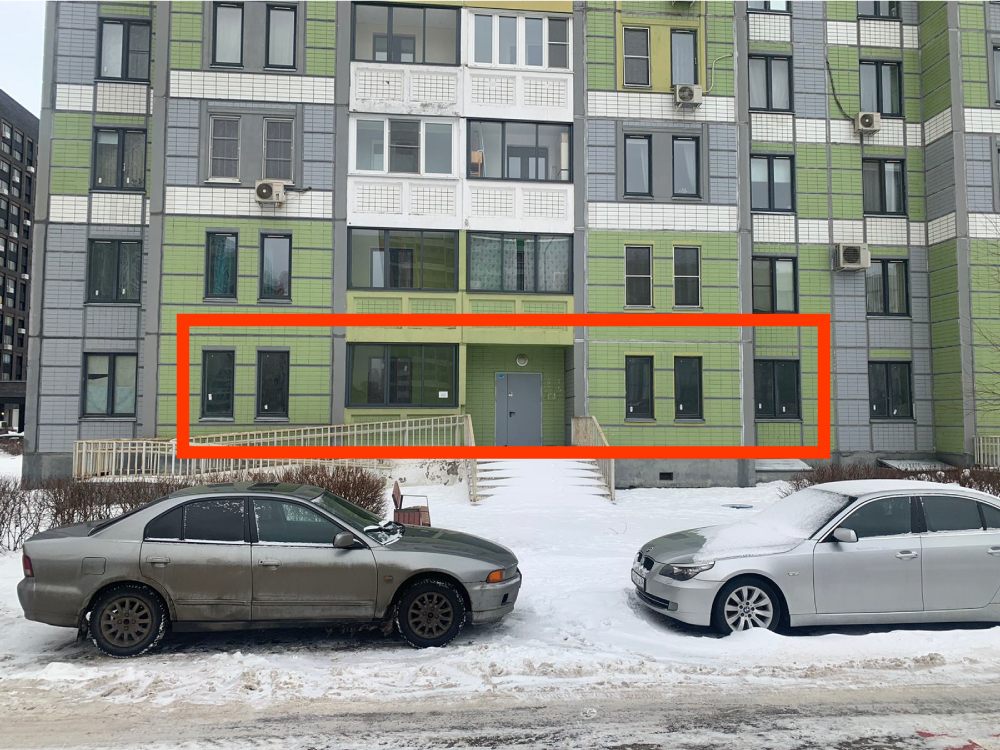 ГП16917536.Нежилое помещение.Фасад здания с выделенными окнами реализуемого объекта_2.jpg