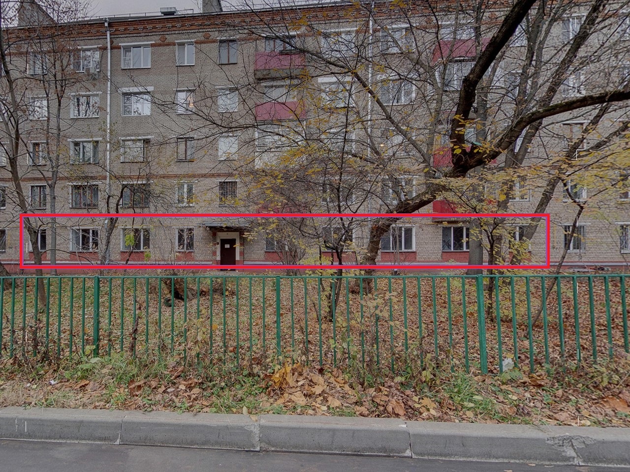 ГП16882041.Нежилое помещение.Фасад здания с выделенными окнами реализуемого объекта.jpg