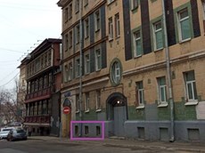 ГП16916745.Нежилое помещение.Фасад здания с выделенными окнами реализуемого объекта.jpg