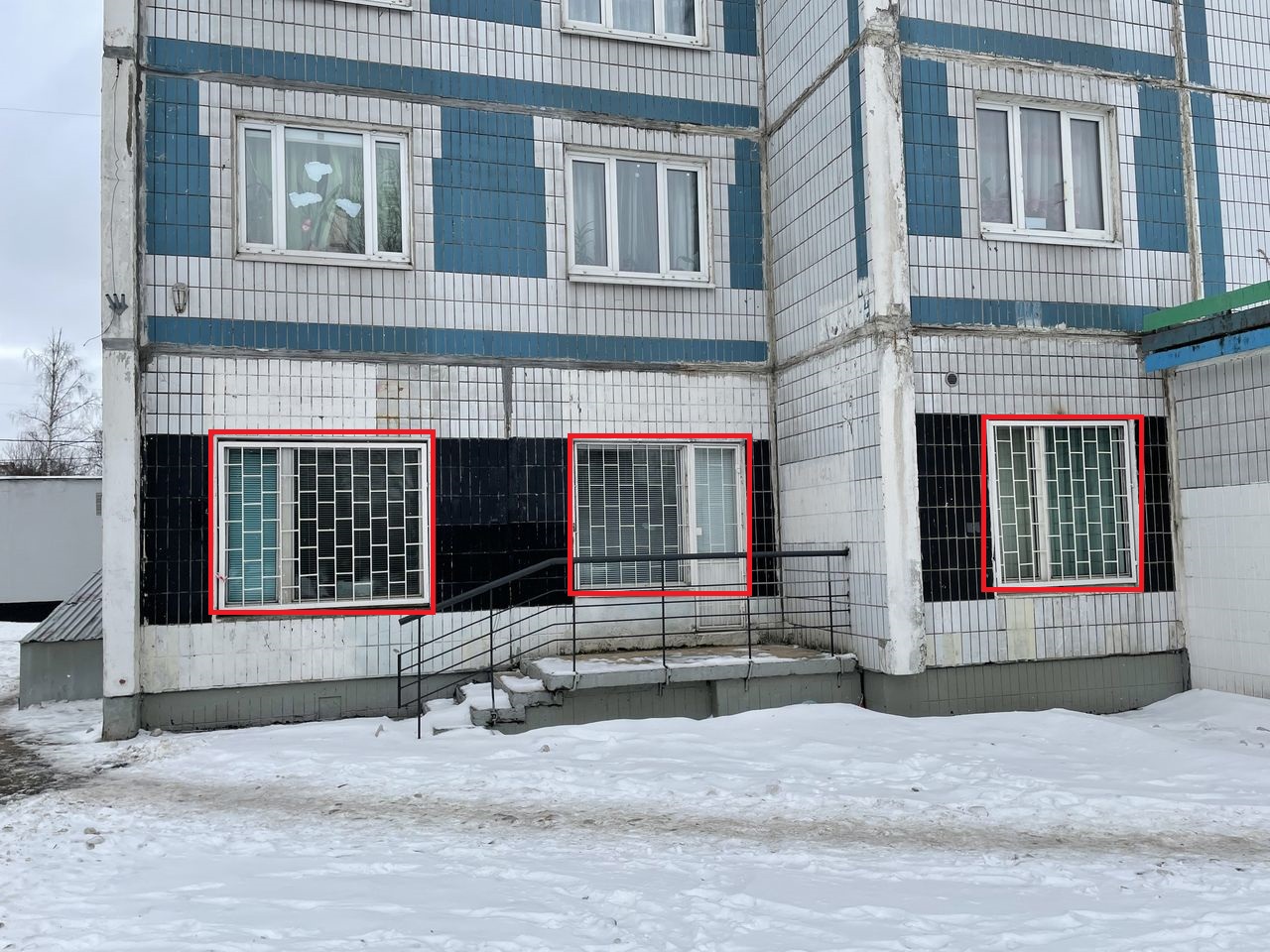 ГП16922824.Нежилое помещение.Фасад здания с выделенными окнами реализуемого объекта_2.jpg