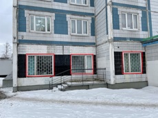 ГП16922824.Нежилое помещение.Фасад здания с выделенными окнами реализуемого объекта_2.jpg