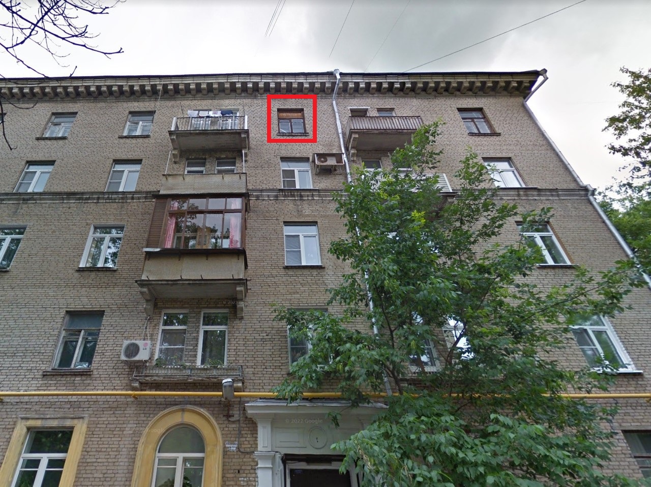 ГП16928078.Комната.Фасад здания с выделенными окнами реализуемого объекта.jpg