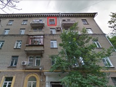 ГП16928078.Комната.Фасад здания с выделенными окнами реализуемого объекта.jpg