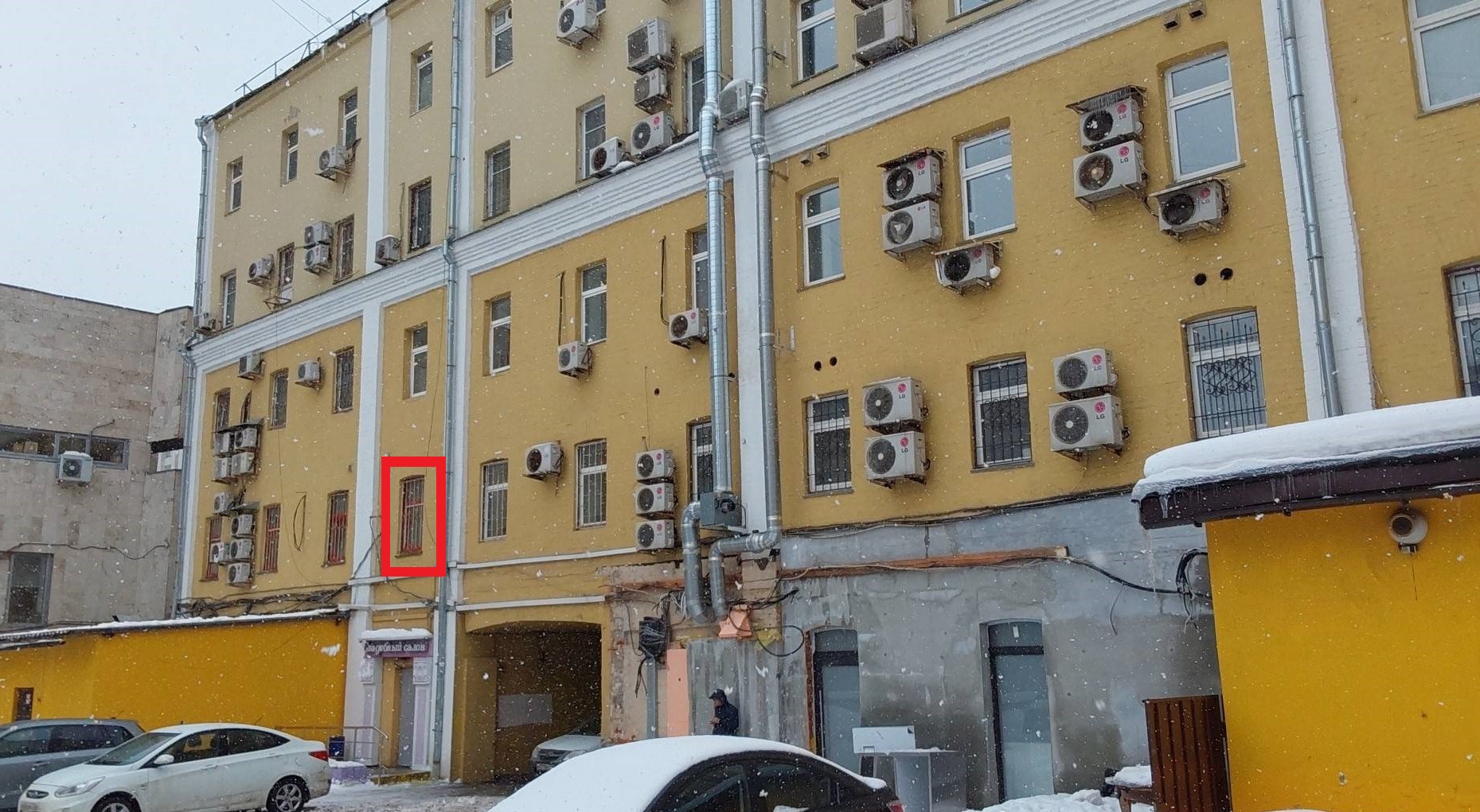 ГП16894919.Нежилое помещение.Фасад здания с выделенными окнами реализуемого объекта.jpg