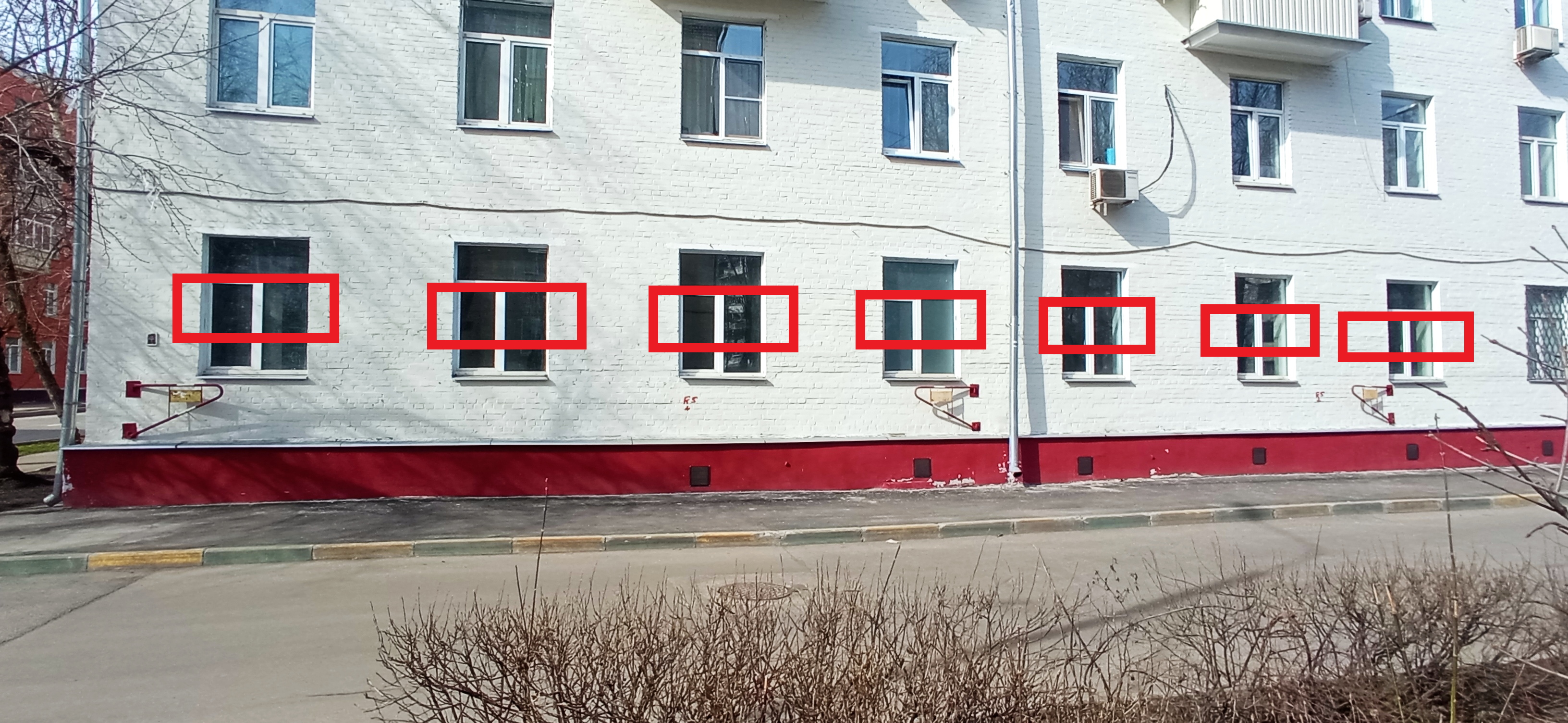 ГП16925230.Нежилое помещение.Фасад здания с выделенными окнами реализуемого объекта_2.png